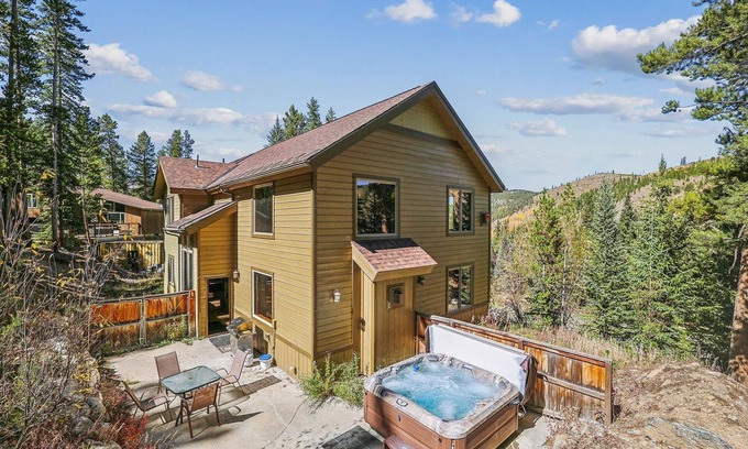 Breckenridge Heights House | High Point Lodge: Private Home, Cozy Patio Area, Hot Tub & Private Ski Shuttle!