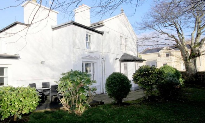 Clifden House | Hill House Clifden