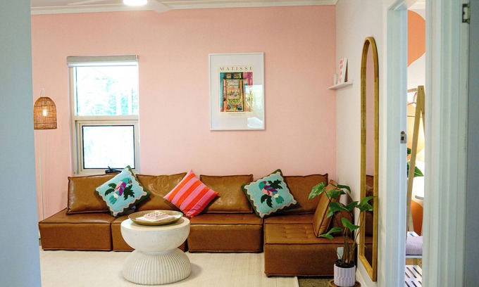 Aeroglen Apartment | Hillside Hideaway: vibrant retreat surrounded by hiking trails - mins from city!
