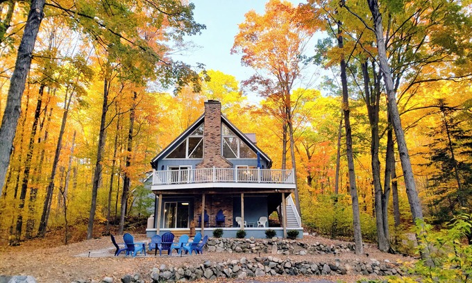 Bellaire Ski Chalet | Hilltop Hideaway Chalet UpNorth Shanty Creek, 3 Kings+Game Room+Firepit+Golf+Ski