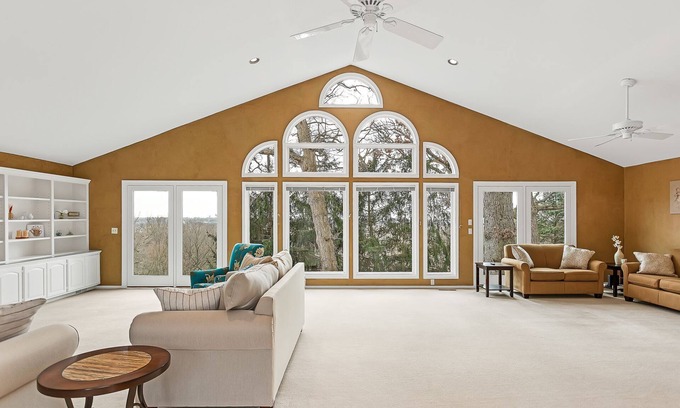 Ottawa House | Hilltop Villa Near Starved Rock State Park