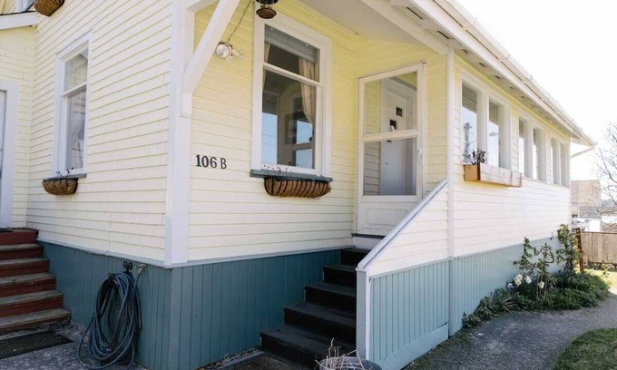 Sitka House | Historic 1930's Cottage Overlooking Crescent Harbor