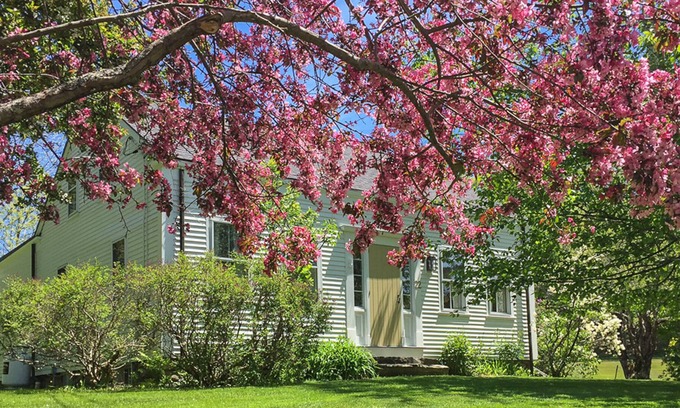 Camden Cottage | Historic cape with modern updates - walk to Rockport center & water