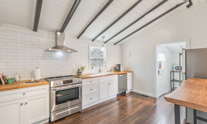Sand Springs House | Historic Charm + Luxury Bath/Kitch, 10min DT Tulsa