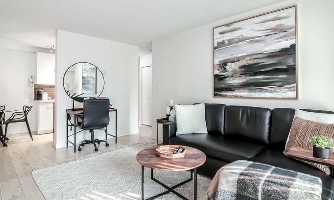Mill Lake Apartment | Historic Downtown Abbotsford 1 bedroom apartment sleeps 4