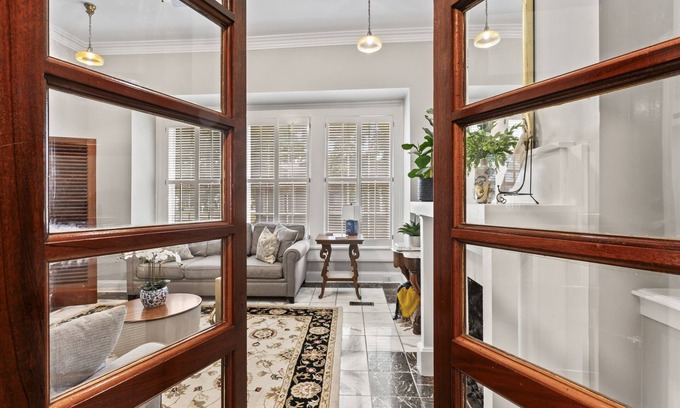 Murfreesboro Cottage | Historic High Tea Cottage~Downtown~Sleeps8~HotTub