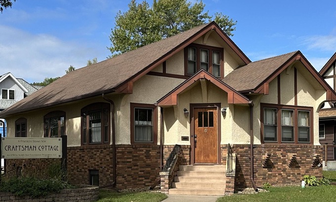 Hutchinson House | Historic home in downtown. Walkable. Sleeps 10. Wedding prep area available!