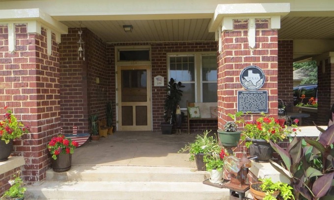 Spur Bed & Breakfast | Historic Lisenby-Campbell House; Spacious, Historic & Tastefully Updated.