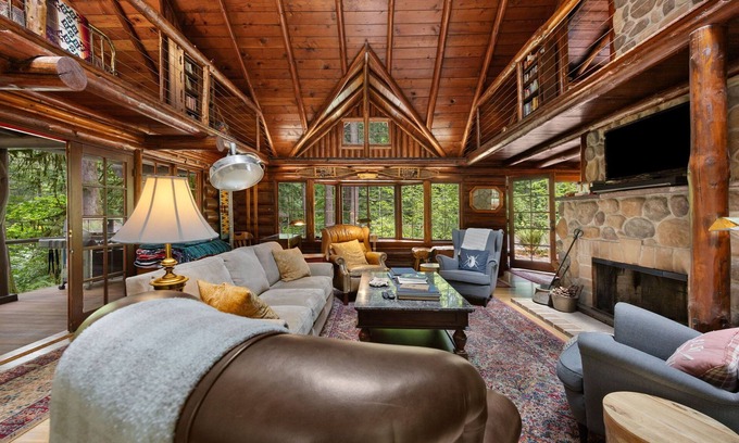 Mount Hood Village Cabin | Historic Steiner Log Cabin with BBQ and Hot Tub
