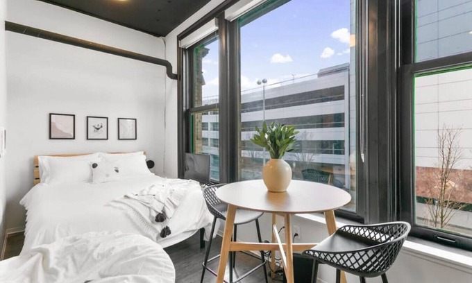 East Central Apartment | Historic Studio w/Lux Mattress Walk 2 Everything!