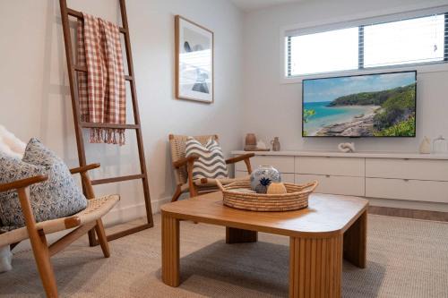 Sunshine Beach House | Hjemme on The Hill
