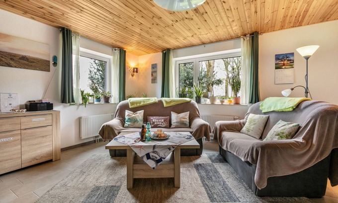 Wesselburener Deichhausen Apartment | Holiday Apartment "Ostwind" in a Thatched House with Garden and Wi-Fi
