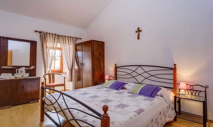 Sveti Jakov Apartment | Holiday apartment air conditioning and Internet in a quiet location