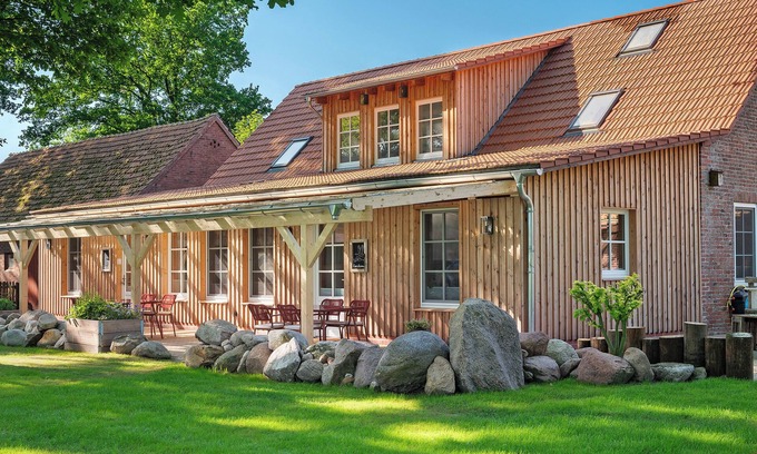 Strohen Apartment | Holiday Apartment "Eichengeflüster Kranichzimmer" with Covered Terrace in Ströhen