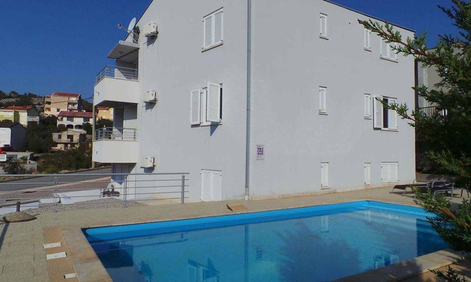 Ribarica Apartment | Holiday apartment with use of pool and balcony