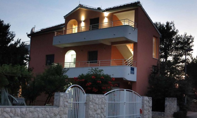 Srima Apartment | Holiday apartment with air conditioning and balcony near the beach