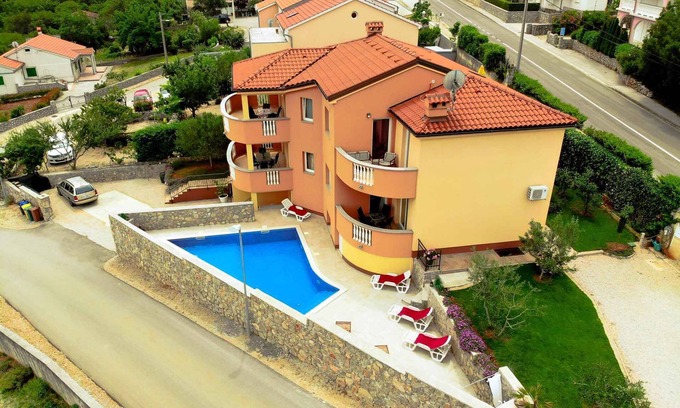 Salatic Apartment | Holiday apartment with use of pool