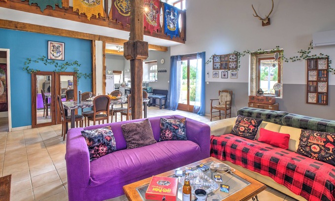 Sainte-Sabine-Born House | Holiday Home 'Le Magicogîte - Harry Potter' with Shared Pool, Wi-Fi and Air Conditioning