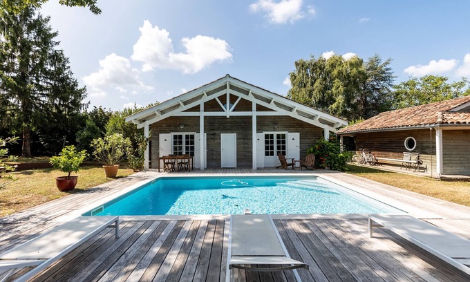 Saint-Aubin-de-Branne Apartment | Holiday Home 'La Maison Des Voyages' with Private Pool, Private Terrace and Wi-Fi