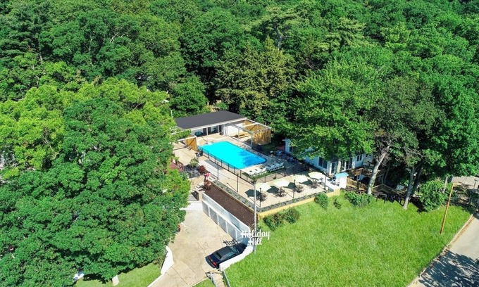 Saugatuck Resort | Holiday Hill Resort "Smith's Corner" Unit 701