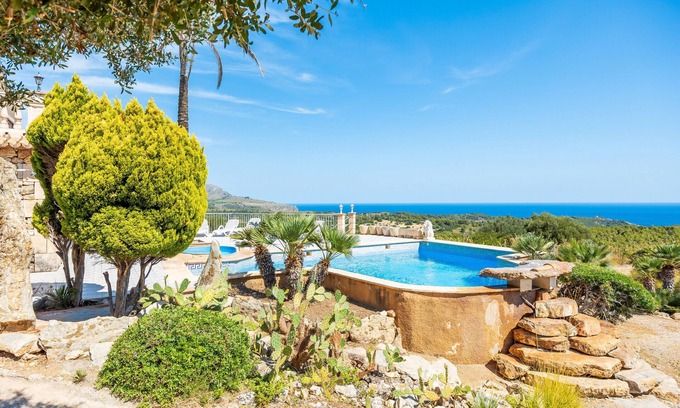 Arta House | Holiday Home 'Ca Na Lluny' with Sea View, Private Pool and Wi-Fi