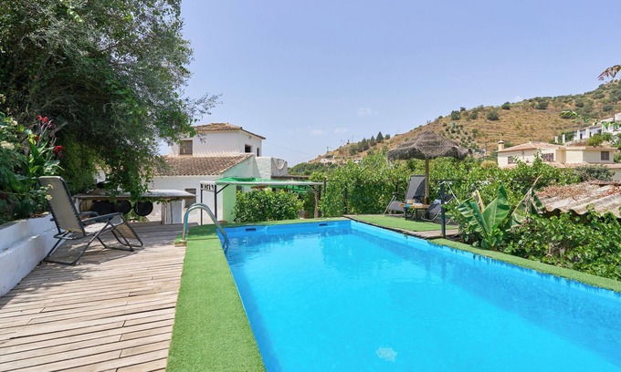 Canillas de Aceituno House | Holiday Home 'Casa del Río' with Mountain View & Pool