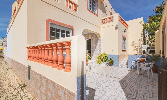 Estombar House | Holiday Home 'Casa Do Sol - Estombar' with Private Garden, Balcony and Wi-Fi