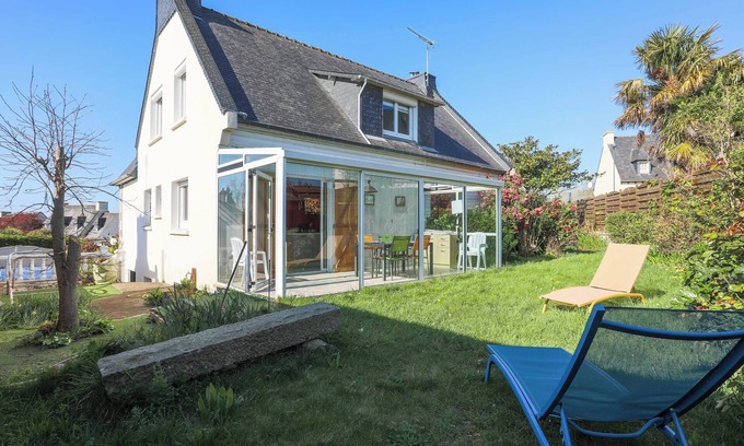 Plerin House | Holiday Home 'Charmante Maison' with Terrace, Private Garden and Wi-Fi