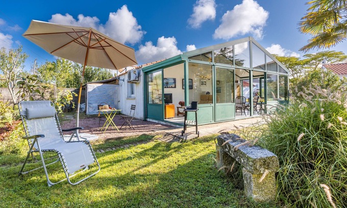 Challans House | Holiday Home 'Du Peintre' with Private Terrace, Wi-Fi and Air Conditioning