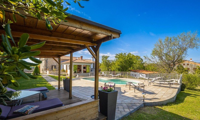 Nedescina Villa | Holiday Home Flores with Pool