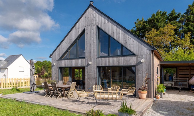 Sarzeau House | Holiday Home 'Gite Ty Laouen' with Private Terrace and Wi-Fi