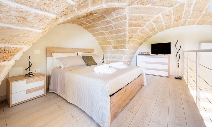 Castri di Lecce House | Holiday Home 'Il Rifugio Sotto La Volta' with Private Terrace, Wi-Fi and Air Conditioning