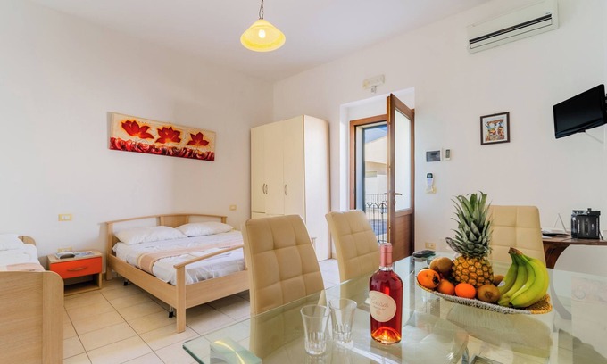 Torre San Giovanni House | Holiday Home 'La Casetta Al Mare' with Wi-Fi and Air Conditioning