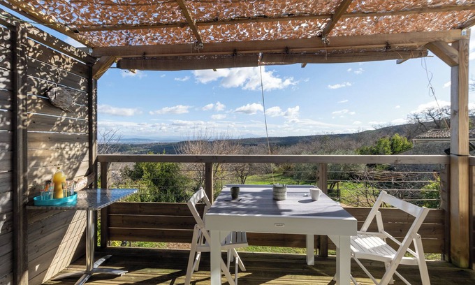 Salazac House | Holiday Home 'La Chant Des Tongs - La Canopée' with Mountain View, Wi-Fi and Air Conditioning
