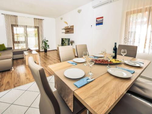 Pridraga House | Holiday Home Laura by Interhome