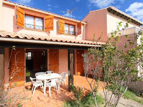 Saint-Pierre-la-Mer House | Holiday Home Les Colombes by Interhome