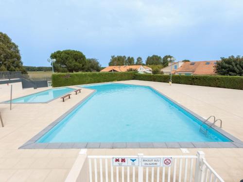 Les Mathes House | Holiday Home Les Charmilles-10 by Interhome