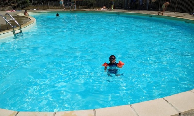 Xaintrailles House | Holiday Home 'Maison Minet' with Shared Pool, Private Garden and Wi-Fi