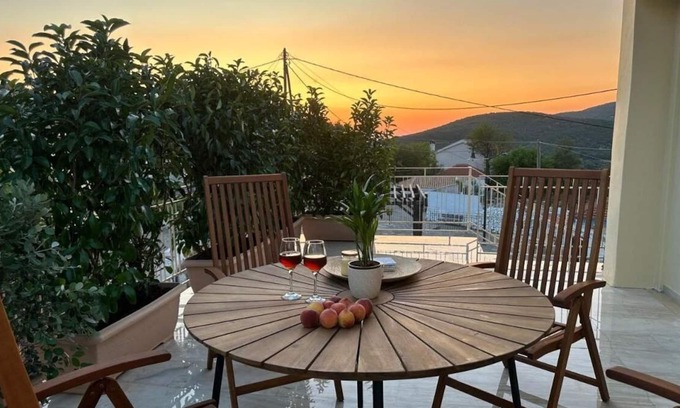Leivathos House | Holiday Home 'Marble's Residence' with Mountain View, Wi-Fi and Air Conditioning