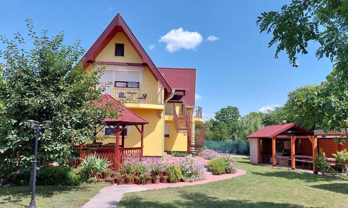 Poroszlo House | Holiday home near the eco-centre, with WiFi, air conditioning and swimming pool