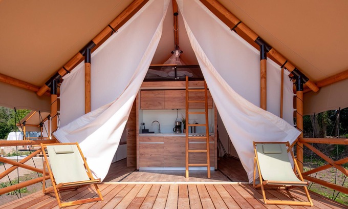 Grossenbrode House | Holiday Home 'Safarizelt' with Private Terrace, Wi-Fi and Air Conditioning