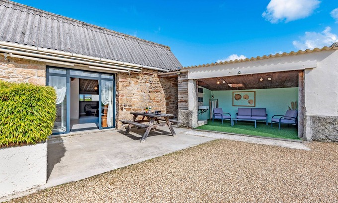 Cleder House | Holiday Home 'Ty Reuniou - La Grange' with Sea View, Shared Terrace and Wi-Fi