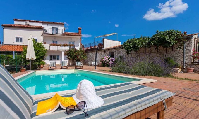 Kujici House | Holiday home with pool and air conditioning