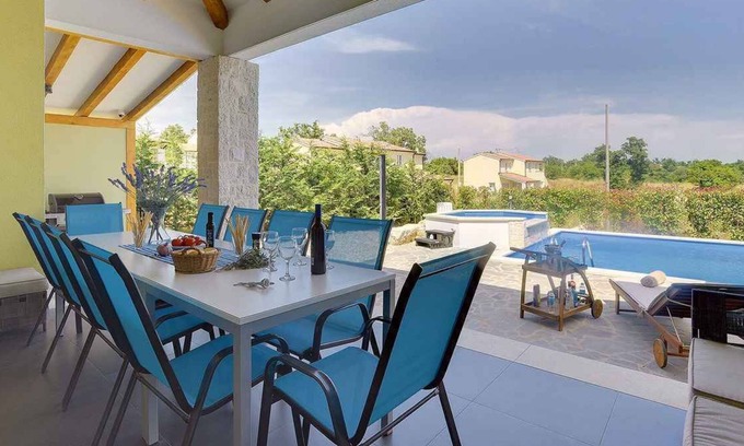 Muzini House | Holiday home with pool and air conditioning