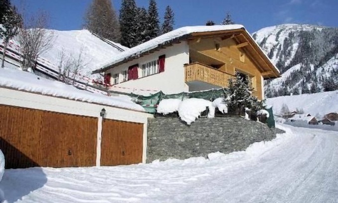 Litziruti Ski Chalet | Holiday house Langwies for 1 - 8 persons with 5 bedrooms - Holiday house