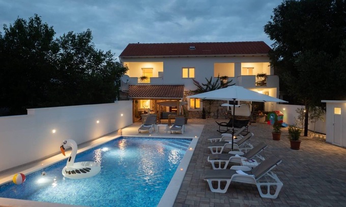 Novigrad House | Holiday house Novigrad for 1 - 6 persons with 3 bedrooms - Holiday home