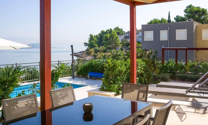 Slatine House | Holiday house Slatine for 1 - 12 persons with 6 bedrooms - Holiday home