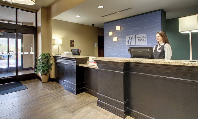 Natchez Hotel | Holiday Inn Express Hotel & Suites Natchez South by IHG