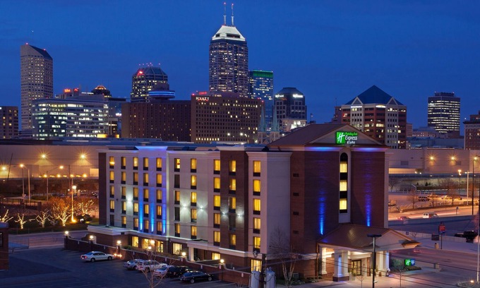 Downtown Indianapolis Hotel | Holiday Inn Express & Suites Indianapolis Dtn-Conv Ctr Area by IHG
