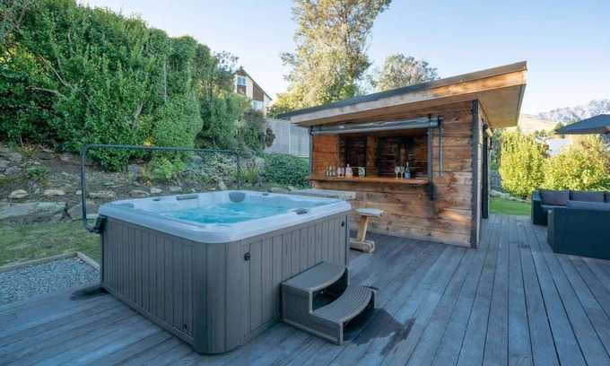 Kelvin Heights House | Holly Court Haven | Spa Pool